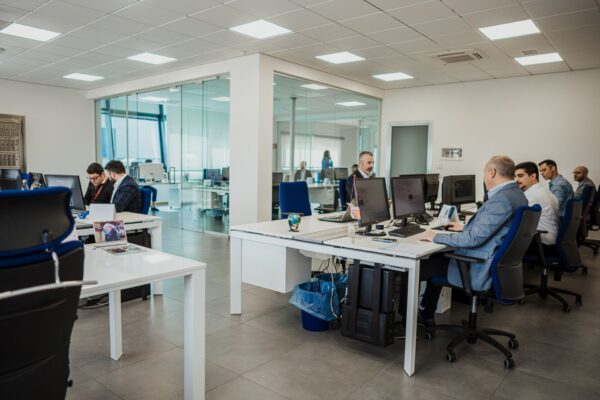 Ufficio open space con vetrate e postazioni ordinate