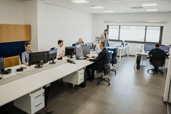 Vista d’insieme su ufficio con illuminazione naturale