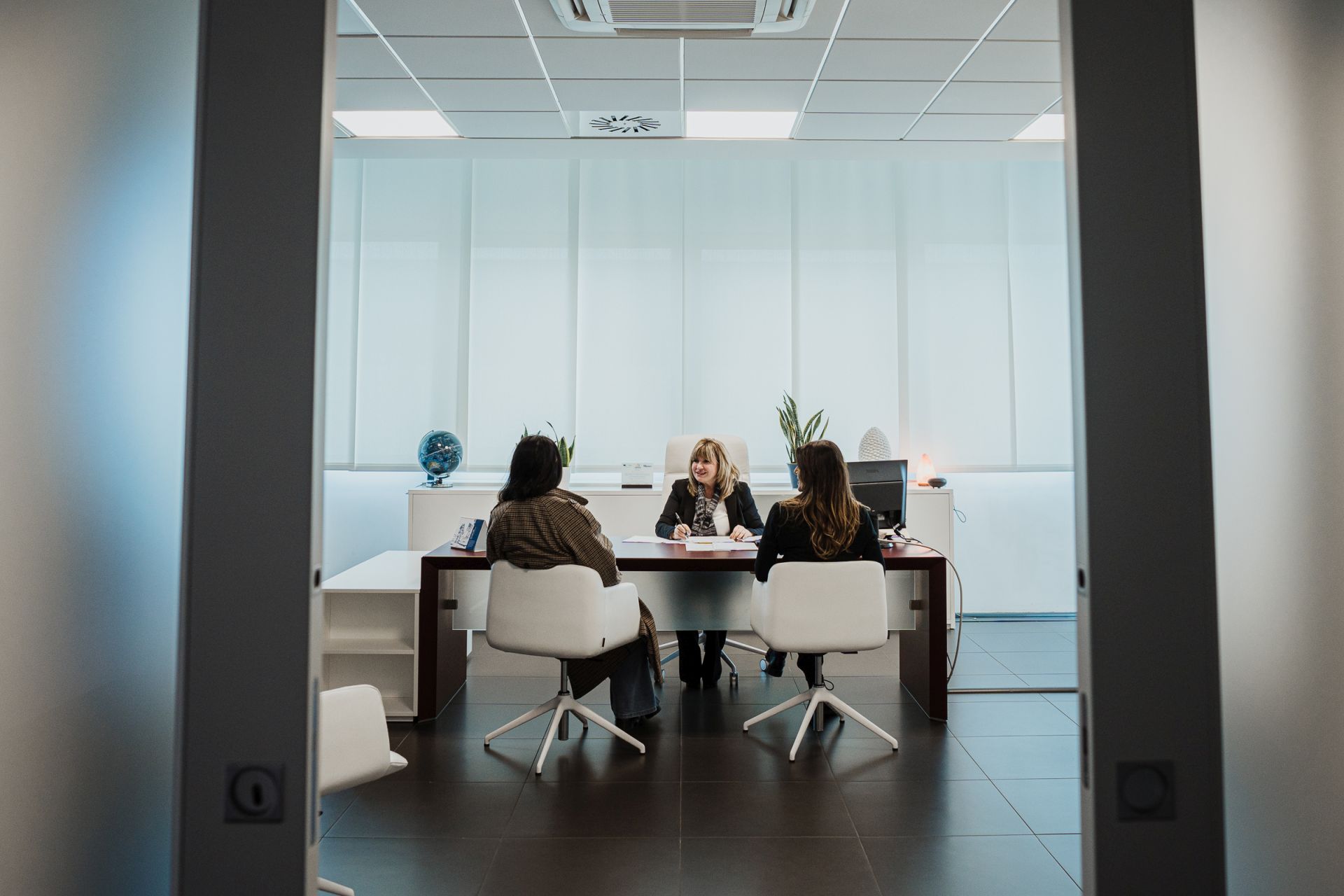 Riunione in ufficio direzionale con sei partecipanti