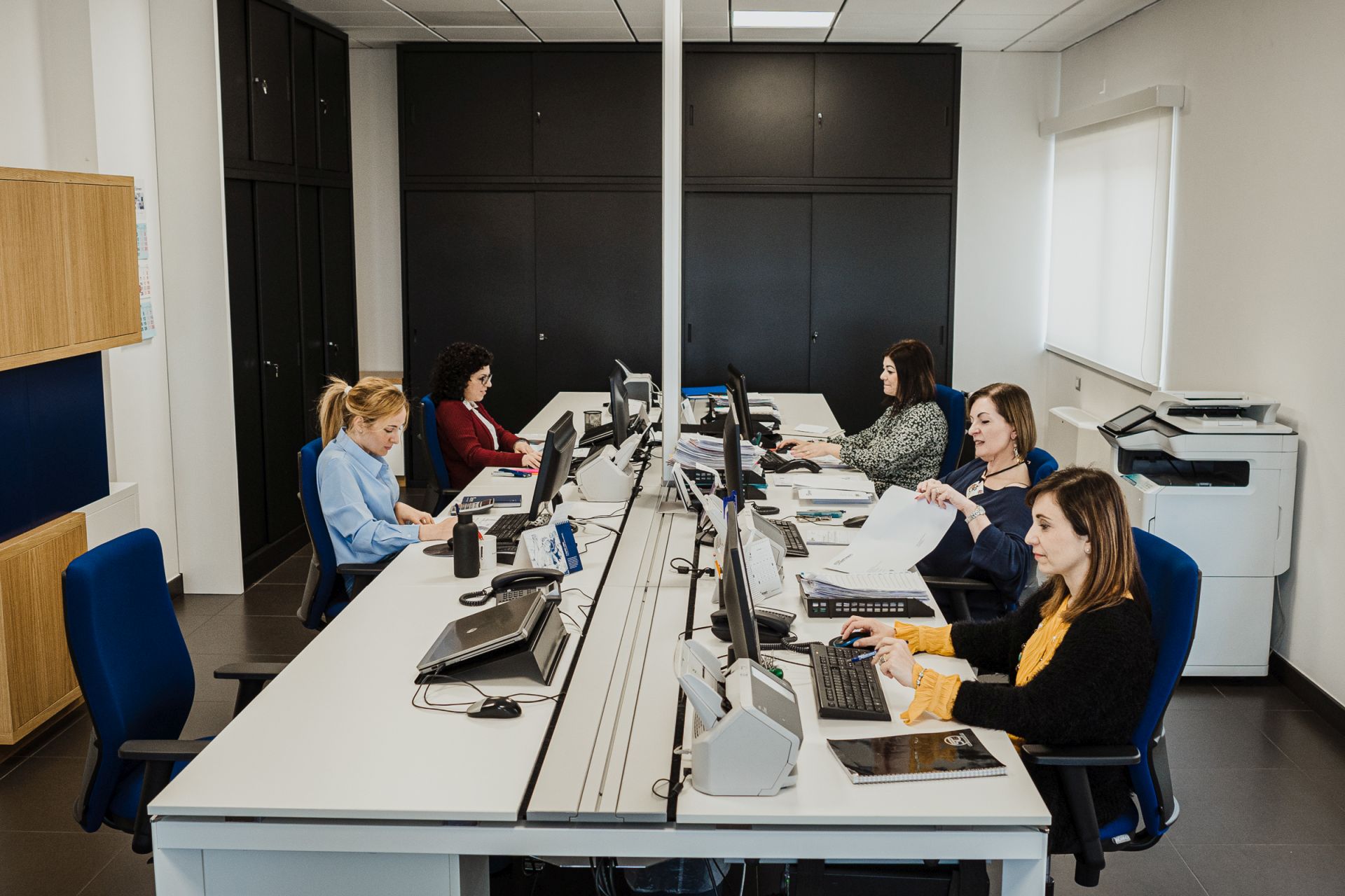 Postazioni lavoro ordinate con divisori