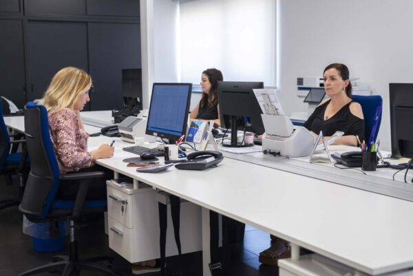 Impiegate con computer in ambiente moderno