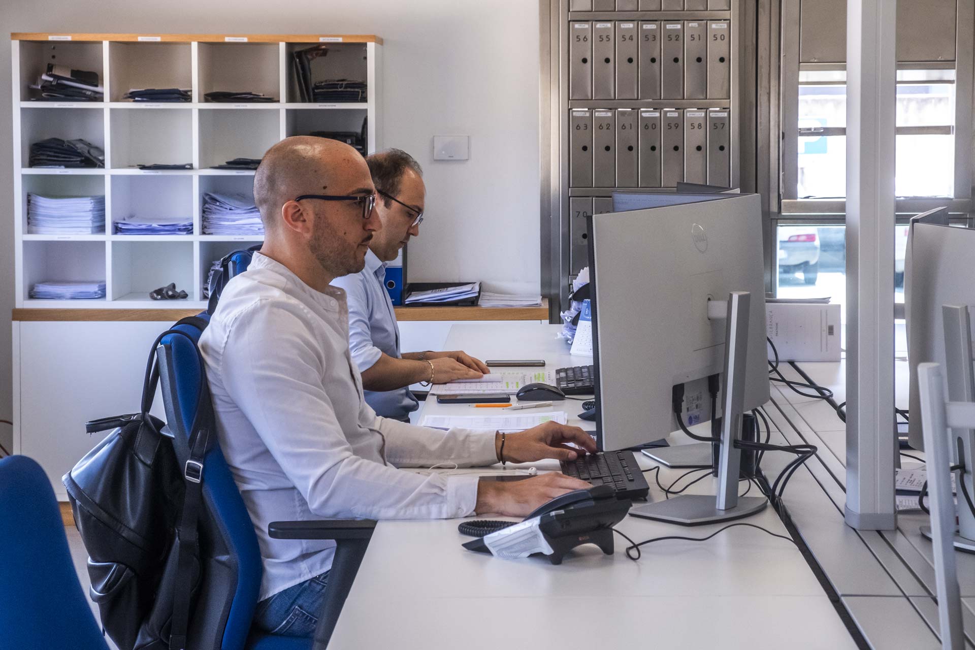 Ufficio operativo con vetrata e arredamento minimal