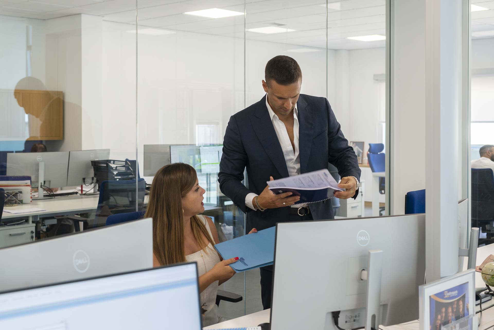 Collaborazione tra colleghi con tablet e documenti