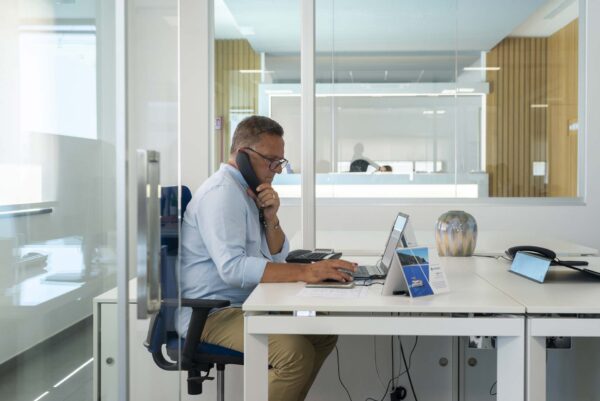 Impiegato al telefono alla scrivania