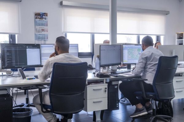 Colleghi al lavoro in ufficio open space