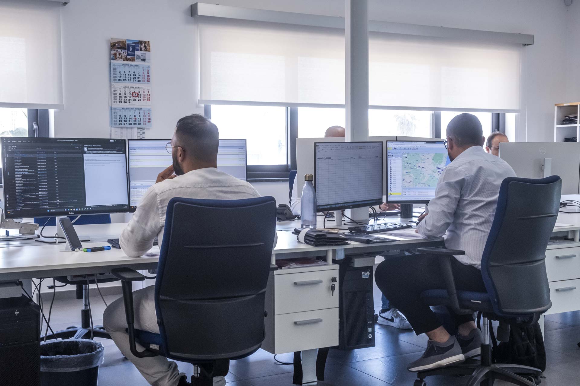 Colleghi al lavoro in ufficio open space